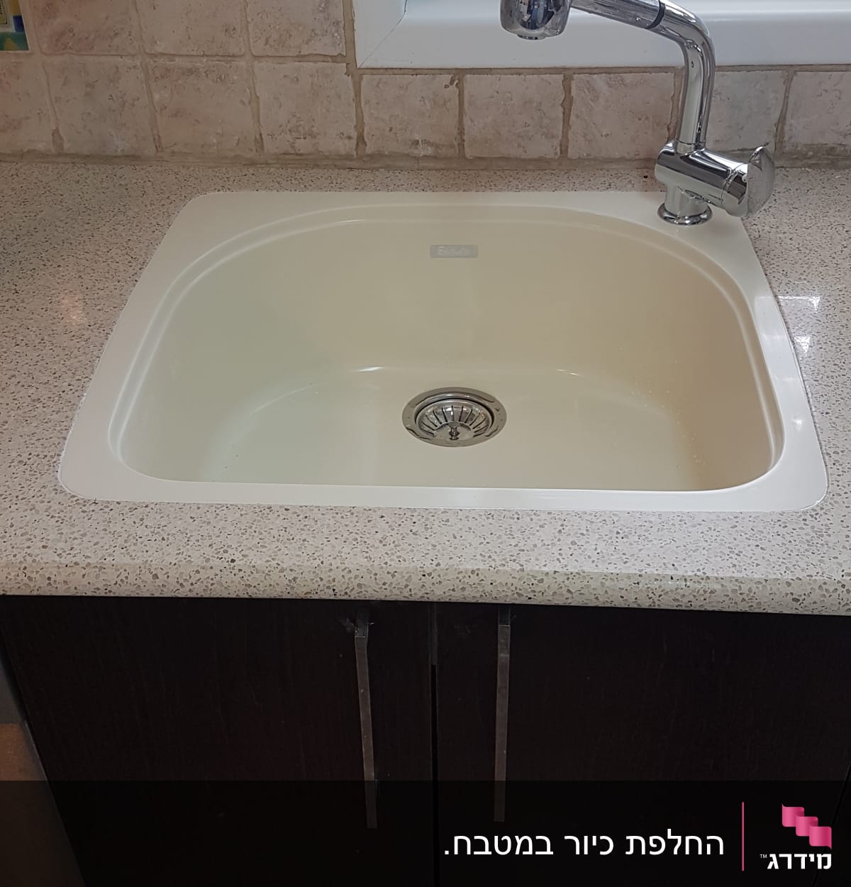 כיור עם משטח שיש בהיר וברז מתכת מבריק